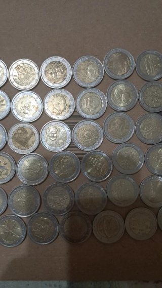 Collezione di 63 monete da 2 euro