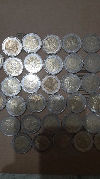 Collezione di 63 monete da 2 euro