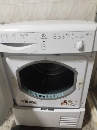 Secadora de condensación marca Indesit de 6 kg