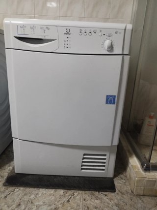 Secadora de condensación marca Indesit de 6 kg