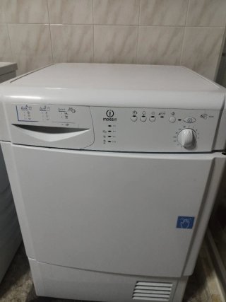 Secadora de condensación marca Indesit de 6 kg