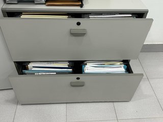 Archivador de oficina metálico gris