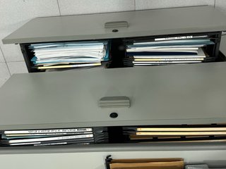 Archivador de oficina metálico gris
