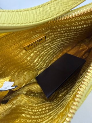 Bolso Prada Re-Edition Amarillo