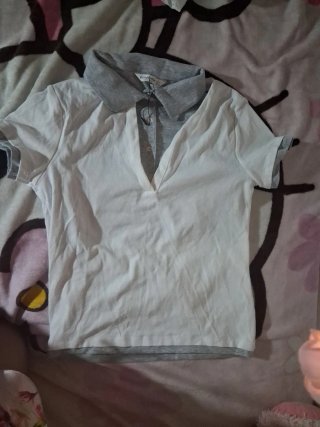 Camisa Stradivarius blanca y gris