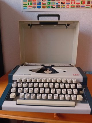 Máquina de escribir AEG Olympia Traveller de Luxe