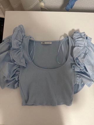 Top azul con volantes Zara
