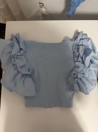 Top azul con volantes Zara