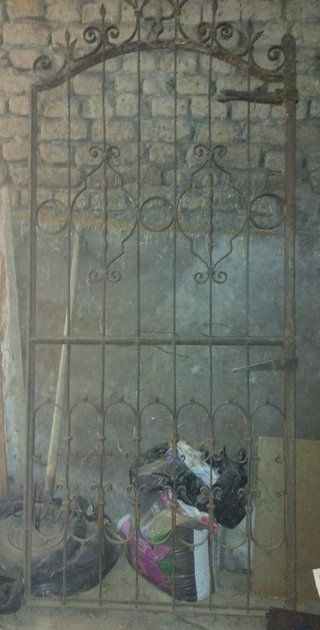 Puerta de forja antigua de hierro