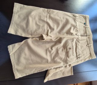 Uniforme escolar: jersey y pantalones