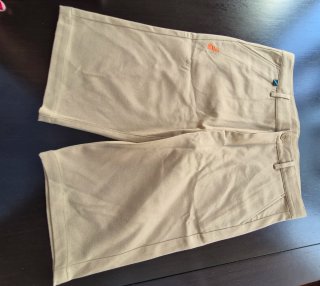 Uniforme escolar: jersey y pantalones