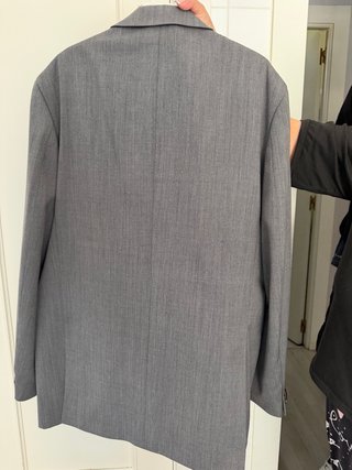 Traje de hombre en color gris, elegante y de corte
