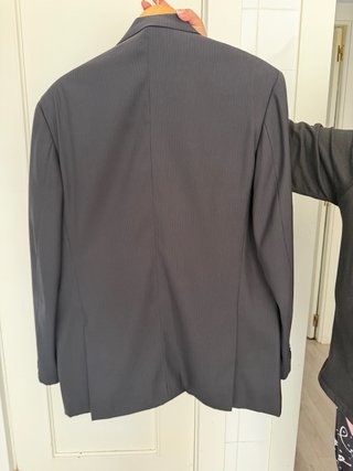 Traje de hombre en color gris, elegante y de corte