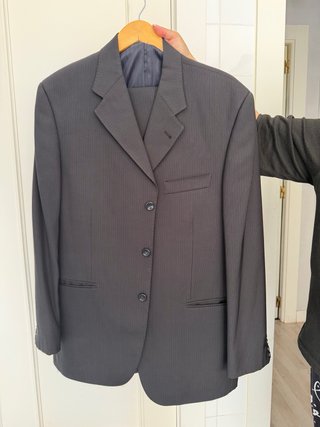 Traje de hombre en color gris, elegante y de corte