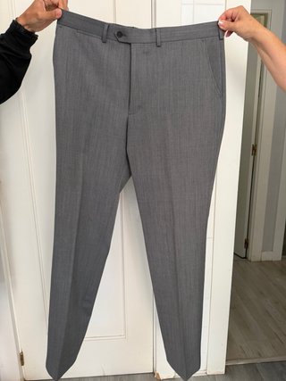 Traje de hombre en color gris, elegante y de corte
