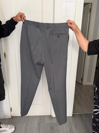 Traje de hombre en color gris, elegante y de corte