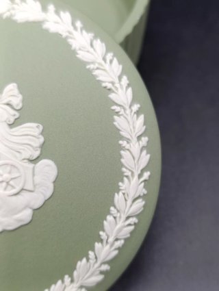 Caja joyero Wedgwood verde y blanco