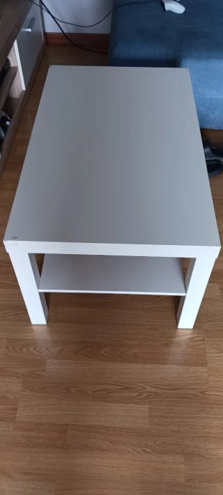 Mesa de centro blanca con estante