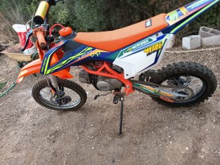 Moto de cross/enduro naranja y azul Rebel Máster