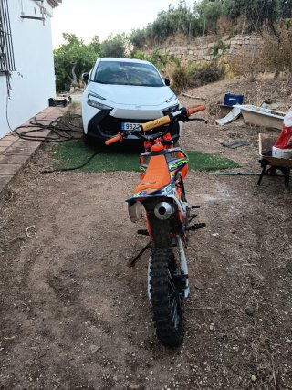 Moto de cross/enduro naranja y azul Rebel Máster