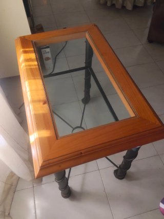 Mesa de madera con tapa de cristal