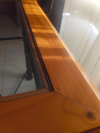 Mesa de madera con tapa de cristal