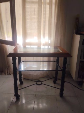 Mesa de madera con tapa de cristal