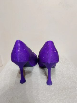 Décolleté viola con strass.