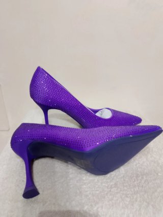 Décolleté viola con strass.
