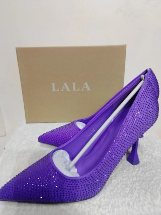 Décolleté viola con strass.