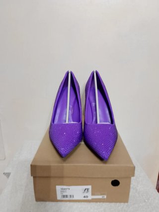 Décolleté viola con strass.
