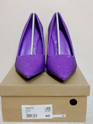 Décolleté viola con strass.