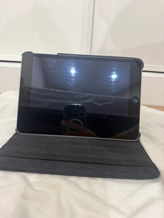 Apple iPad con funda giratoria negra