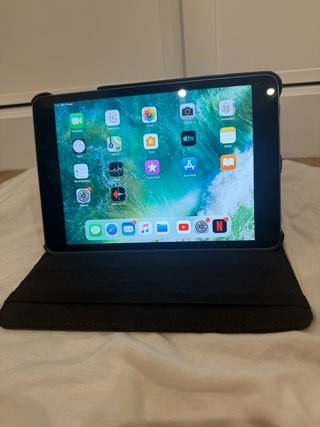 Apple iPad con funda giratoria negra