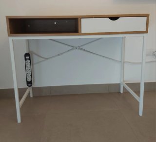 Mesa de estudio con cajón y silla color arena