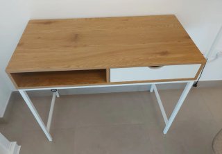 Mesa de estudio con cajón y silla color arena