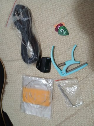 Guitarra Electroacústica Negra con Funda y compl.