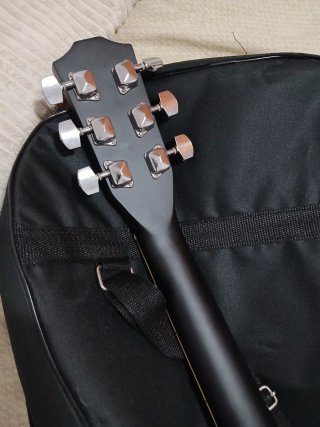 Guitarra Electroacústica Negra con Funda y compl.