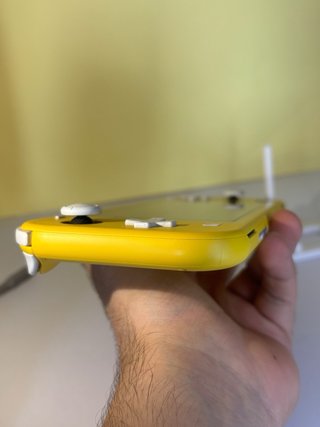 Nintendo Switch Lite Amarilla + funda zelda