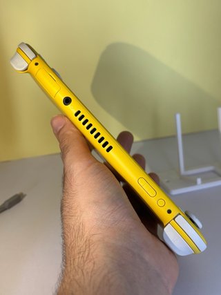 Nintendo Switch Lite Amarilla + funda zelda
