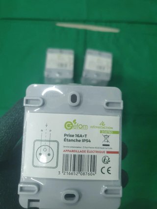 4 Bases de enchufe de superficie con tapa estanca