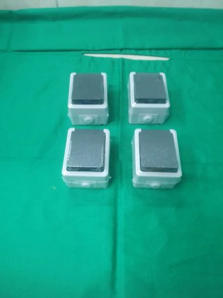 4 Bases de enchufe de superficie con tapa estanca