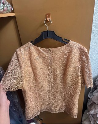 Elegante camisa dorada de vestir