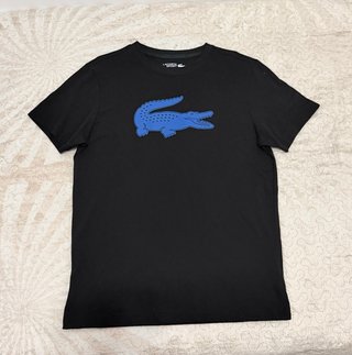 Camiseta Lacoste Sport Negra con Cocodrilo Azul
