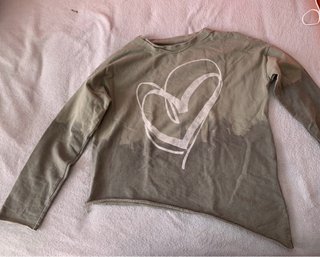 Sudadera Verde con Estampado de Corazón