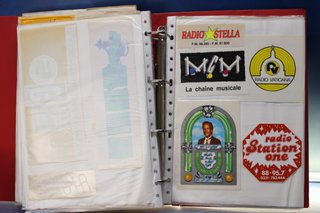 04. Gran lote pegatinas emisoras de radio extranjeras.