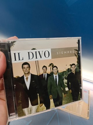 8 CDs Música Variada: Il Divo, Paul Mauriat y mas