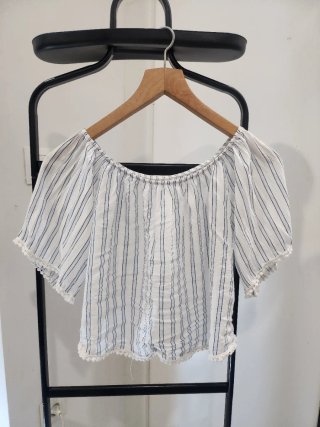 Blusa de rayas azul y blanca con pompones