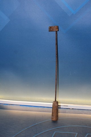 Antigua herramienta de soldar, soldador de cobre o cautín de golpe.