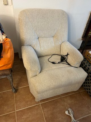 Sillón reclinable tela beige. Con mando.